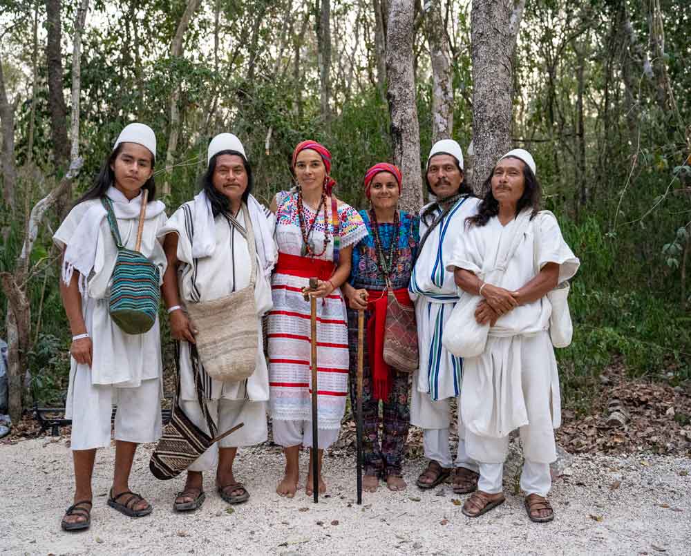 Los indigenas Mayas y los Arhuacos